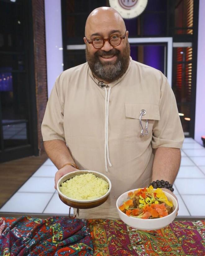 Art�k nas�l iletildi, kimden gitti bilmiyorum ba�ka t�rl� gitmi� haber. ‘Biz de onu ar�yorduk’ demi�ler. Olay bu �ekilde geli�ince de ‘sen buraya gel’ oldu. Konu�tuk, ben Avustralya’daki i�lerimden bahsettim ‘bir iki aya �eker, bitiririz’ dediler. �lk sene 38, ge�en sene 80 k�s�r b�l�m bu sene 135’e do�ru gidiyoruz. �yi ki de gelmi�im, iyi ki bu karar� vermi�im.