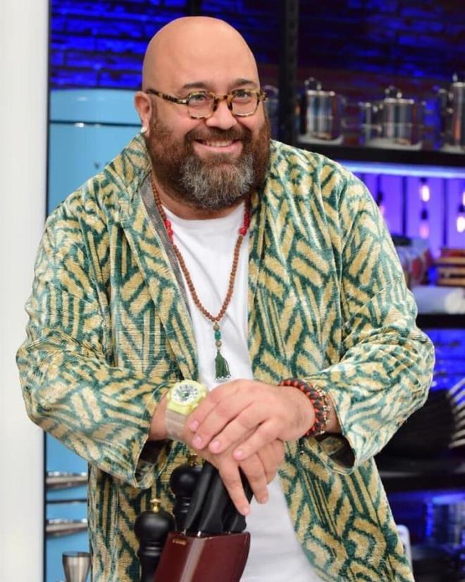 Ben �nl� bir �eftim, yar��madan sonra da burada �nl� oldum! Kendi sekt�r�mde beni tan�yorlard� zaten ismim biliniyordu.    Sadece yar��mada yemek yiyorum. G�n i�inde ba�ka bir �ey yemiyorum. Bu seneki yar��mac�lar iyi yemek yap�yor.    Yar��mac�larla set d���nda hi� g�r��m�yoruz. Programda ne g�r�yorsan�z o yani. Onun d���nda g�r��m�yoruz.