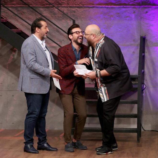 Gelenlerden biri ‘buray� �talyan restoran� zannettik ’ dedi ve gitti. �kincisi hi� gelmedi. ���nc� geldi o da ‘�talyan restoran zannettik’ dedi. Biz de T�rk restoran� oldu�umuzu anlatt�k. ‘Tamam, s�per’ dediler. Yemek haz�rlamaya gittim yukar� geldim onlar da ka�m��t�. (g�l�yor) B�t�n birikimimi mekana yat�rm��t�m ‘bittim ben’ dedim.    �ef Musa Da�deviren, Sidney’e geldi benim kafam� de�i�tirmeme yard�mc� oldu. Arad���m �r�nleri bulam�yordum, o da bana i�in inceliklerini g�sterdi. Ondan sonra y�kseli�e ge�tik.