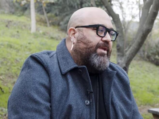 Ben Kad�k�y’de do�dum. Bilkent Turizm Otel ��letmecili�i okudum. Okulun ilk ��rencilerindenim. Annemlerin restoran�n� �al��t�rd�k. Benim alt�nda �al��t���m tek isim annemdi. Sonra kendi kaderimi �izmeye karar verdim.