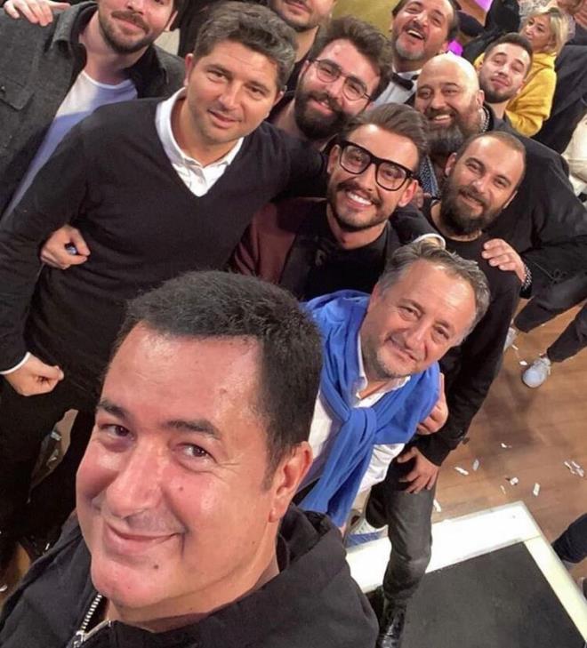 Avustralya’da ya��yordum ama T�rkiye’den de kopam�yordum. Gastronomi turlar� d�zenliyordum s�k s�k. ‘MasterChef ba�l�yor’ diye bir yaz� g�rd�m sosyal medya. Arkada��ma ‘MasterChef ba�l�yormu�, sen tan�rs�n Acun abinin ekibini bir s�ylesene misafir �ef olarak als�nlar b�ylece en az�ndan burada bir MasterChef yapar�m hem g�zel bir hat�ra olur hem de bunu Avustralya’da pazarlar�m’ dedim.