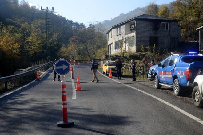 Adac�k Mahallesi Muhtar� Selahattin Gedikli karantina karar�ndan birka� saat �nce haberdar olduklar�n� belirterek, "Karantina karar�ndan �ok �nceden kimsenin haberi yoktu. Karar duyulunca i�i g�c� olanlar mahalleyi terk etti. B�yle bir karma�a ya�and�. Jandarma ekiplerimiz hemen giri� ��k��lar� kapatt�" dedi.