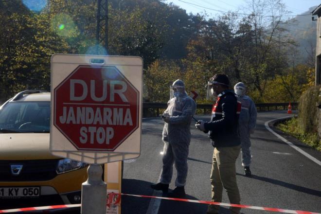 Ak�aabat il�esinde vaka ve temasl� say�s� art��� ya�anan 620 haneli, 1275 n�fuslu Adac�k Mahallesi de �l H�fz�ss�hha Kurulunca ikinci bir emre kadar d�n ak�am saat 21.00'den itibaren ge�erli olmak �zere karantinaya al�nd�. Ancak yakla��k 3 saat �nce duyurulan karar� ��renen mahallelilerden baz�lar�, erkenden apar topar ka�t�.