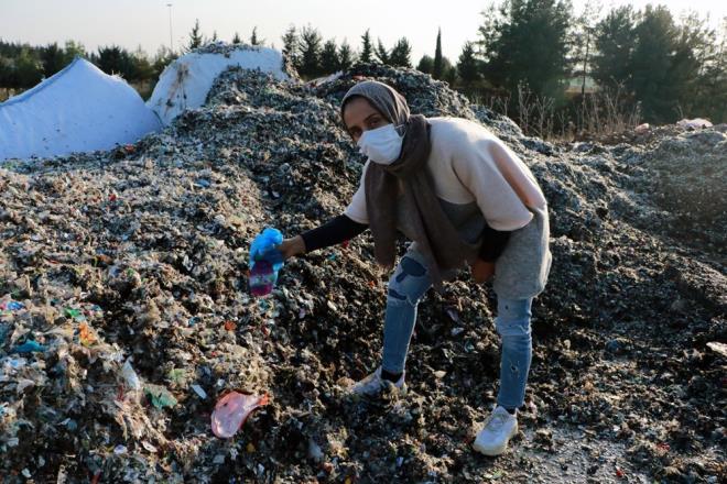 ��p d�ken baz� kamyonlar�n plakas�n� ald���n� ama bir sonuca ula�amad���n� belirten Y�lmaz, "Neredeyse bah�emize d�kecekler. Havam�z kirleniyor, zehir soluyoruz. Polise gittim fakat bir sonu� alamad�m" �eklinde konu�tu.