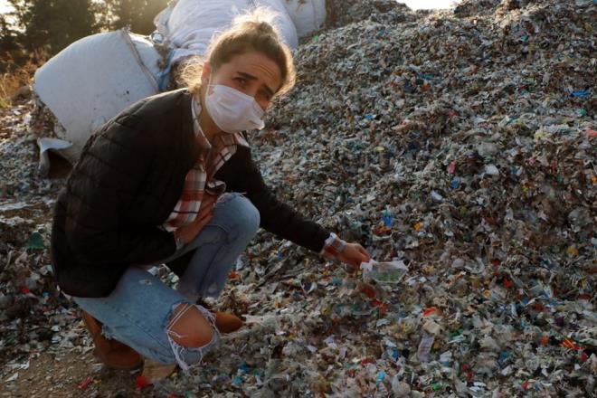 Adana’n�n merkez �ukurova il�esine ba�l� Karahan Mahallesi’nde  2 bu�uk y�l �nce durumu fark eden mahalle sakinleri, ilk etapta yak�lan ��plerin �lkeye ait oldu�unu d���nd�klerini fakat ��plerin �zerindeki markalar�n Alman, �ngiliz ve di�er Avrupa �lkelerine ait markalardan oldu�unu g�r�nce duruma daha da �a��rd�klar�n� dile getirdi.