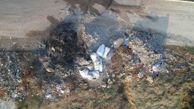 Yabanc� �lkelerden yap�lan bu ��p ihracat�n�n s�f�r at�k anlay���na ters oldu�unu dile getiren G�ndo�du, "Hem insan sa�l��� hem de �evre sa�l��� tehdit alt�ndad�r. ��p ithalat� bir an �nce yasaklanmaz ise tehlike b�y�r. Ge�en y�l �zmir’deki bir evin arka bah�esine yabanc� �lkeden gelen ��pler b�rak�lm��t�. Bu durum yava� yava� her yerde g�r�lmeye ba�lanabilir. Fransa, Almanya, �talya, �ngiltere ya da herhangi bir �lkenin T�rkiye’nin topra��n�, havas�n� kirletmesine izin vermemeliyiz" dedi.