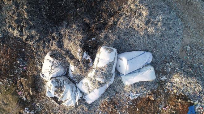 2016 y�l�nda Estonya’dan T�rkiye’ye gelen ve 2018 y�l�nda eczac� Abdurrahman Y�lmaz ile evlenip Adana’n�n Karahan Mahallesi’ne yerle�en iki �ocuk annesi Sindy Y�lmaz (24) ise geldi�i ilk y�l s�z konusu ��plerin yol kenarlar�na d�k�ld���n� fark etti�ini ve o g�nden itibaren bununla m�cadele etti�ini s�yledi.