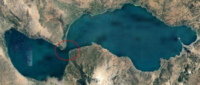 BATAKLIKLA�MA G�LLERDEK� SON EVR�M  �nlem al�nmad��� takdirde E�irdir G�l�'n�n Kemer Bo�az�'ndan ikiye b�l�nece�ini ve iki ayr� g�le d�n��ece�ini vurgulayan Dr. Kesici, "Do�al g�llerin bu �ekilde batakl�k ve bal��kla�mas�, g�llerin evriminde en son basamak olup, bitki art���yla birlikte her iki kesimde �nceki y�llara g�re y�zlerce metre �ekilen alanlar b�y�k bir yo�unlu�u olu�turuyor. G�l�n kuzey k�sm�n�n kurumas� ve batakl�kla�mas� g�ldeki kirlili�in artmas�na da neden olmaktad�r" ifadelerini kulland�.