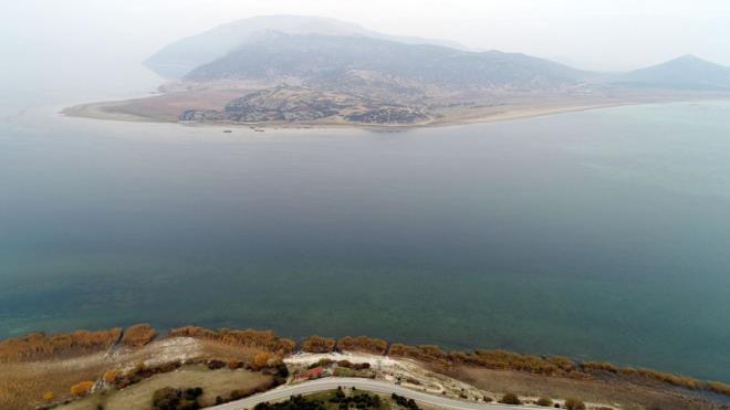 G�L BURADAN �K�YE B�L�NEB�L�R  Gelendost-Yenice ile Senirkent-Akke�ili aras�ndaki Kemer Bo�az�'n�n kurumas�yla kam��l�k, sazl�k istilas�na u�rad���na da dikkat �eken Dr. Kesici, kuruma devam ederse g�l�n bu noktadan ikiye b�l�nme tehlikesiyle kar�� kar��ya oldu�unu a��klad�. Dr. Kesici, “1.2 kilometreye d��en alanda do�udan bat�ya teknelerin ge�mesi adeta imkans�zla�t�. Buralarda su seviyesinin yer yer 1 metrenin alt�na d��mesi ve alan�n a��r� sazl�kla kaplanmas� nedeniyle bal��k ve batakl�k alanlar giderek artt�" diye konu�tu.