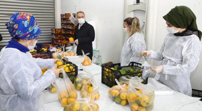 Bursa Bykehir Belediyesi&#8217;nin, Covid 19 nedeniyle karantinada bulunan vatandalarn baklk sisteminin glendirilmesi amacyla hazrlad vitamin destek paketleri her gn yaklak 400 aileye ulatrlyor. Bu srete salk alanlarn da unutmadklarn belirten Bakan Akta, salk alanlarnn anlk tketimleri iin hazrlanan vitamin destek paketlerinin datmna da balandn syledi.