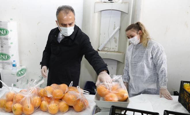 Bavuran herkese veriliyor  <br>  Bursa Bykehir Belediye Bakan Alinur Akta, Hikmet ahin Kent Hali&#8217;nde vitamin destek paketlerinin hazrlanmas almalarn yerinde inceledi. C vitamini bakmndan zengin turu, limon, portakal, mandalina ve narlarn poetlere doldurulmasna bizzat kendisi de katlan Bakan Akta, pandeminin Trkiye&#8217;de ilk grld andan itibaren her zaman vatandalarn yannda olduklarn belirterek, imdi de karantinadaki vatandalara vitamin destei saladklarn vurgulad. Gelir durumuna baklmakszn bavuran herkese vitamin destek paketlerinin ulatrldn dile getiren Bakan Akta, &#8220;nk her vatandamz bu meyveleri alabilecek gce sahiptir. Ancak genelde vitamin almay ihmal ediyoruz. Bu nedenle C vitamini paketleri ile vatandamzn yanndayz&#8221; dedi.