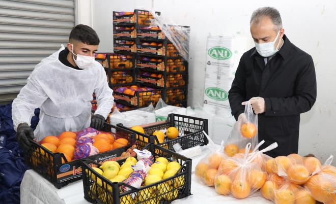 Salklar unutulmad  <br>Pandemi srecinin kahramanlar olan salk alanlarn da unutmadklarn ifade eden Bakan Akta, bu srete gnlerce evlerine gidemeyen, ailelerinden uzak kalan salk alanlar iin de vitamin destek paketleri hazrladklarn syledi. Salk alanlar iin hazrlanan paketlere destekleri nedeniyle Hal esnafna da teekkr eden Bakan Akta, karantinadaki vatandalara acil ifalar diledi.