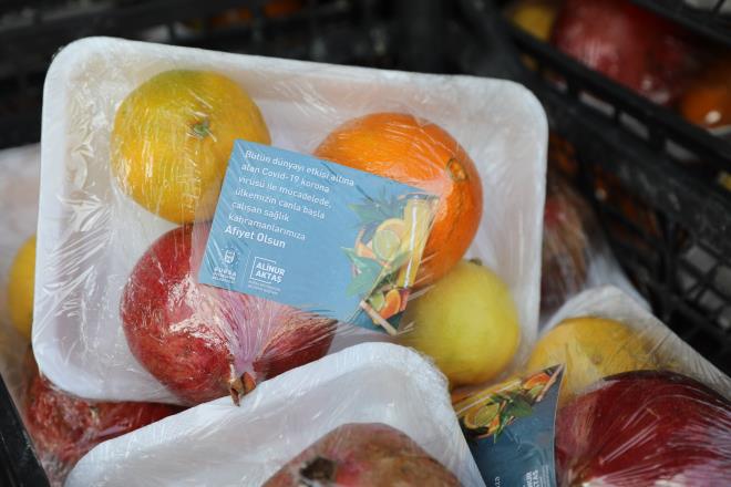 Bir taraftan gerek toplu tama aralar gerekse de hastaneler ve halkn youn olduu blgelerde dezenfekte almalarna arlk veren Bykehir Belediyesi, dier taraftan evlerinde karantinada bulunan vatandalarn baklk sistemlerini glendirmeye yardmc olmak amacyla C vitamini destek paketleri devreye ald.