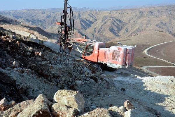 Bug�ne kadar yap�lan �al��malarda, Kurtalan il�e merkezi ve k�ylerinde 146 az hasarl� ve 7 a��r hasarl� bina tespit edildi. Siirt'te kent merkezinde ise 10 az hasarl� bina tespit edildi. Ayr�ca okul ve cami gibi kamu binalar�nda da hasar tespit �al��malar� devam ediyor.