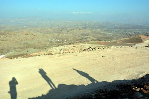 Hasar tespit �al��malar� s�r�yor  <br>  �te yandan 5.0 b�y�kl���ndeki depremin ard�ndan �evre ve �ehircilik Bakanl��� himayesinde, �evre ve �ehircilik �l M�d�rl��� b�nyesinde g�revlendirilen 40 ki�ilik ekip, hasar tespit �al��malar�n� s�rd�r�yor.