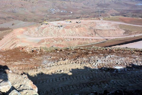 Oyac�k k�y� mevkisinde, yer yer 40 metreye varan derinlik ve 20 santimetreye varan geni�likteki yar�klarla ilgili Siirt �niversitesi Fen-Edebiyat Fak�ltesi Co�rafya B�l�m�'nden uzmanlar da b�lgede inceleme yapt�.