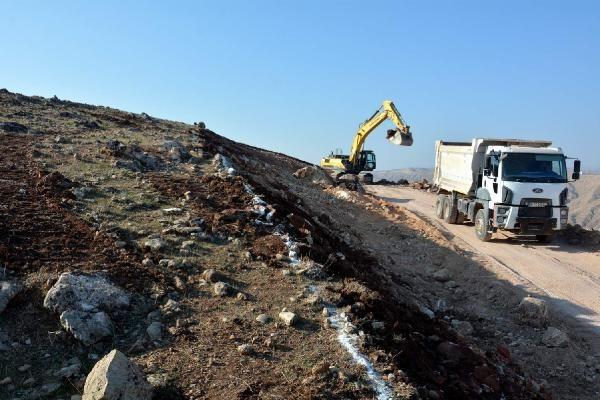 B�lgede yol yap�m�nda �al��an i��iler, depremden yakla��k 3 saat sonra yar�klar� fark ettiklerini belirtti. Bir i��i, "Yar�klar�n i�inden yo�un �ekilde buhar ��k�yordu. �lk g�renler biz olduk. B�y�k endi�e i�ine girdik" dedi. Yar�klar, incelemenin ard�ndan yol �al��mas� yapan ekipler taraf�ndan kapat�ld�.