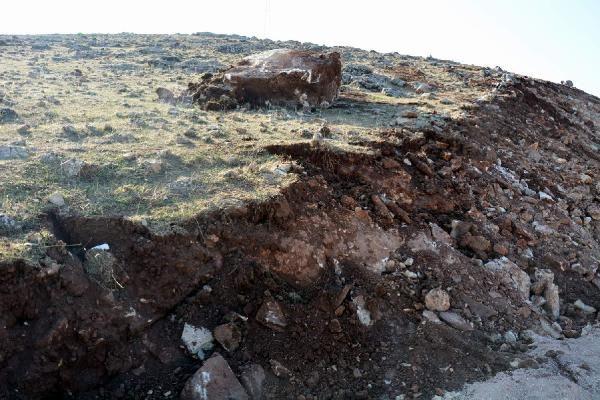 Yap�lan incelemede, b�lgede daha �nce olu�an �atlaklar�n deprem sonras� daha da a��ld��� ve bu �ekilde yar�klara d�n��t��� belirtildi.