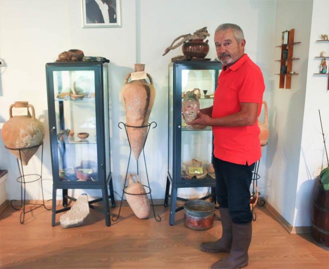 Hi� biri de �cret istemiyor: Konu�mas�n�n devam�nda Acar "Bunlar buran�n tarihi a��kl�yor. Osmanl� l�leleri var. Amforalar var. Bu amforalar bal�k��lar�n a�lar�na tak�l�p kurtard���m�z amforalar. Yani Kerpe’nin tarihine burada sahip ��k�yorum. Kerpe’de ya�ayanlar bu tarz tarihi par�alar buldu�unda bana getiriyorlar. Sa� olsunlar, hi� biri de �cret istemiyor. B�yle �eyleri de ben Kocaeli m�zesine kaydettiriyorum. Envanter defterim var. Dolay�s�yla buraya �niversiteden de arkeoloji talebeleri, hocalar� gelip ders yap�yorlar. Bir yerde burada tarihe de sahip ��k�yorum" �eklinde konu�tu.