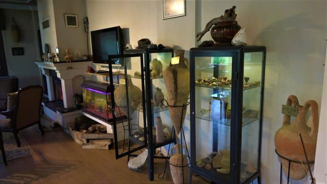 Bakanl���n�n izniyle sahip ��k�yorum: Kerpe’nin tarihinin �ok eskiye dayand���n� belirten Sertan Acar, “Burada bat� Traklar, daha sonra Romal�lar, Cenevizliler ve Osmanl�lar ya�am��lar. Onlardan kalan bir tak�m tarihi eserler var. Bunlara da ben K�lt�r ve Turizm Bakanl���n�n izniyle sahip ��k�yorum. Hepsi de Kocaeli m�zesine kay�tl�. G�zya�� �i�eleri, kandiller, �ok eski fosiller var. S�rl� olanlar Bizans’tan sonra, s�rs�z olanlar Bitinya ve Roma kaplar�, yemek kaplar�, kad�nlar i�in o zaman yap�lan koku �i�eleri, bat�k gemiden ��kar�lan aslan ba�l� bir kulp par�as�." diye konu�tu.