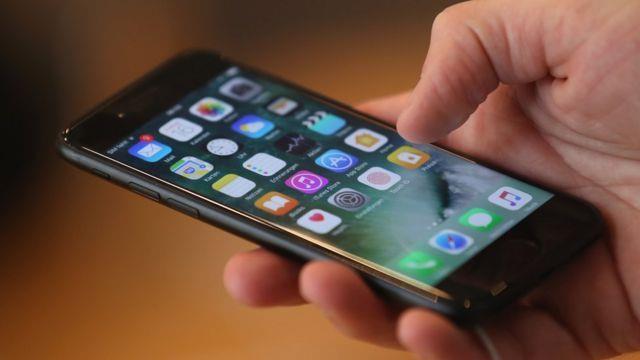 Sorunu bildiren iPhone kullan�c�lar� ise �u �ekilde: iPhone XS, iPhone 7, iPhone 6S ve birinci nesil iPhone SE. Yani daha eski modeller. Bunun yan� s�ra iPadOS 14.2 g�ncellemesine sahip 2018 model iPad Pro da benzer sorundan etkilendi�i bildiriliyor.