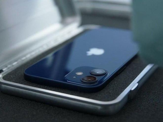 Baz� kullan�c�lar, cihazlar�n�n 30 dakikadan daha k�sa s�rede y�zde 50'nin �zerinde �arj�n�n d��t���n� ve normal kullan�mlarda bile birka� dakika i�inde y�zde 5 civar�nda pil de�erinde d���� g�rd���n� bildiriyor.