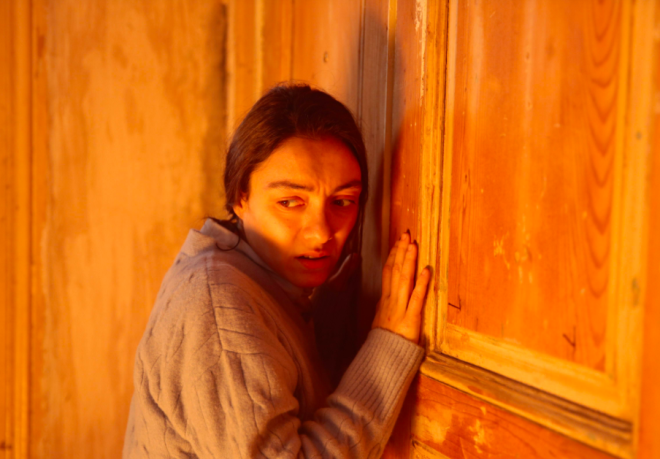 Psikiyatrist Glseren Budaycolu'nun Madalyonun i kitabndan uyarlanan dizi, korumac dedesi ve erkek kardeiyle birlikte yaayan nci&#8217;nin, byk srlarla dolu ailesi olan Han ile bir kazada yollarnn kesimesini ve imkanszlklarla dolu ak hikayesini konu alyor.