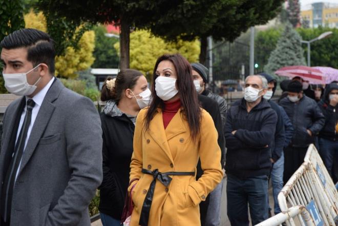Mersin Adliyesi giriinde uygulanan HES kodu uygulamas nedeniyle yaklak 100 metrelik kuyruk olutu.