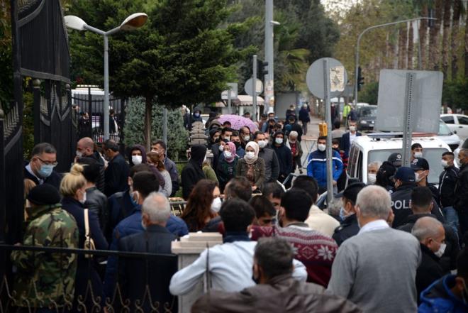 'BELK COVD OLACAIM'  Durmu Kocamaz ise, "Manzara ortada, vatandatan mesafe ve maske kuralna uyulmas bekleniyor. Nasl yapacaksnz? Davam var, girmesen ne olacak? Mecbur katlmak zorundaym. Belki eve gittiimde corona virs olacam, bilemiyorum" diye konutu.