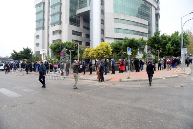 SOSYAL MESAFEYE UYULMADI  Adliye nnde bulunan polis ekipleri sk sk uyar yapsa da sosyal mesafeye uyulmad.