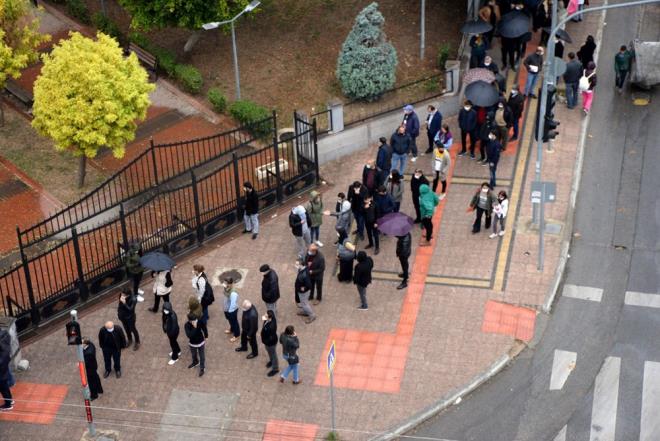 Adalet Bakanl tarafndan adliyelere HES kodu ile giri yaplmas kararnn ardndan Mersin Adliyesi nnde bugn uzun kuyruk olutu.
