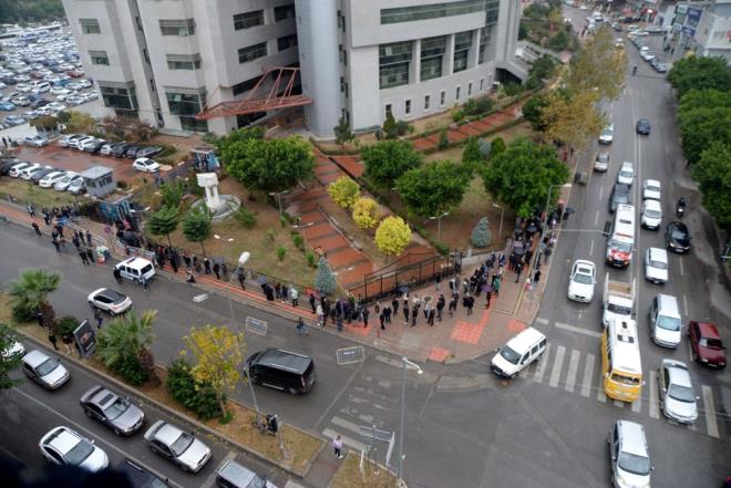 Srada bekleyen Yusuf Kara, "Davamz var, yetiecek miyiz bilmiyoruz. Yamurun altnda bekliyoruz. Belki de sra gelmeyecek" dedi.