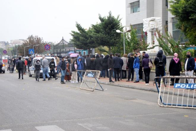 Sabah saatlerinde durumalar iin adliyeye gelen vatandalar, yamurun yamas ile birlikte zor anlar yaad.