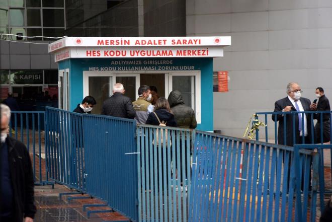 Adliye giri kapsnda grevli memurlar, avukatlarn, adliye personelinin ve vatandalarn HES kodlarn kontrol etti.