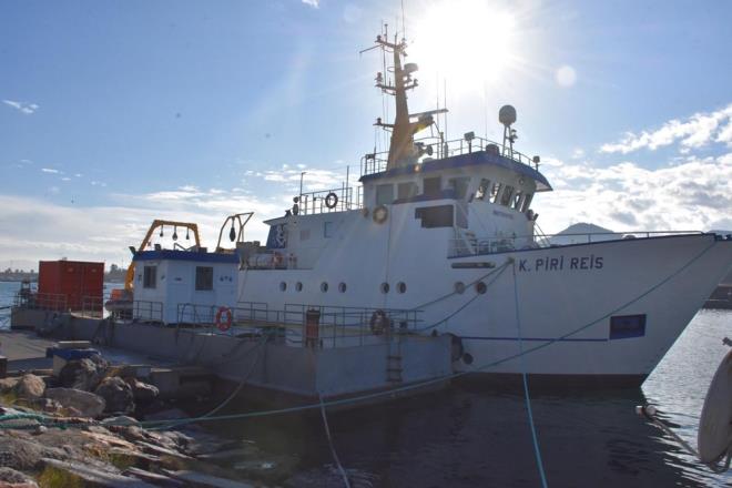 YEN ROTA KARADENZ  retim yesi Do. Dr. Harun zda, proje kapsamnda nmzdeki dnemde Karadeniz'de de benzer almalar srdrebileceklerini syledi. zmir'in deniz sava tarihi asndan nemine dikkat eken zda, Karadeniz'deki derin sulara da dalmay planladklarn anlatt. zda, "zellikle 16'nc ve 19'uncu yzyllar arasna ait Osmanl deniz kazalar arivimiz var. Birok blge belirledik. Biri de Karadeniz Blgesi'dir. Karadeniz Blgesi'nde derin sularda almay planlyoruz. nk ROV cihazmz 1000 metreye kadar dalabiliyor. Foa'da bu testleri gerekletirmi olduk. Daha sonra derin sularda almay planlyoruz. zmir bugne kadar bulunan sava gemileri asndan en youn mcadelenin olduu yerdir. zmir deniz sava tarihi asndan zel bir yere sahip. Fakat Karadeniz'de biraz daha batya doru kayldnda ayn zellikleri bulmak mmkn" diye konutu.