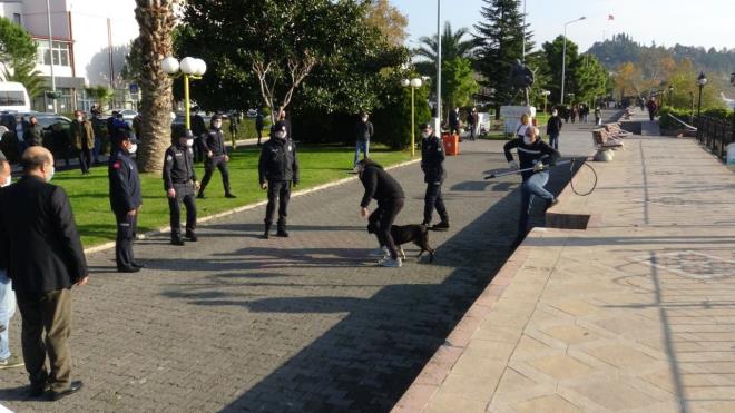 Pitbull'u yakalamak iin seferber oldular: Polisin talebi zerine Kdz. Ereli Belediyesi Veteriner Hizmetleri Mdrl&#8217;ne bal ekipler olay yerine gelerek pitbulu yakalamaya alt. Bu srada olay yerine gelen pitbull'un sahibi kpeini alarak tekrar aracna bindirdi.