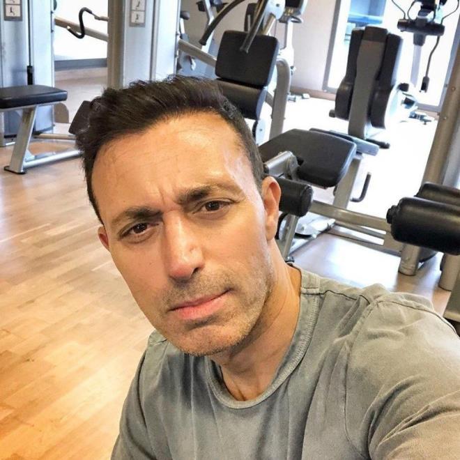 "Acaba Covid-19 da bir laboratuvar rn mdr? Yoksa doal olarak m ortaya kt? Hayatmza bunu kim entegre etti? Yoksa biz tesadfen hayatmza giren virs m yayoruz? Sosyolojik bir deneyde miyiz?&#8221;