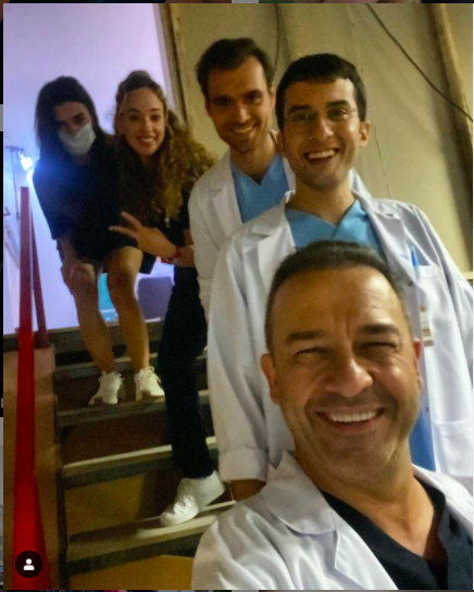 Bugn ise ok konuulacak bir iddia ortaya atld. Acun'un komedi  formatnda ekmeyi dnd dizi renci Evi'ne Mucize Doktor'da rol alan ve Tanju karakterine hayat veren baarl oyuncu Murat Aygen de dahil oldu.     Ayrca dizinin kadrosuna  ismin daha katld bilgisini de vermekte. Buna gre Ceyda Dvenci ve Arzu Gamze Kl&#8217;n yan sra, u anda Fox TV&#8217;de yaynlanan Mucize Doktor dizisinin sevilen oyuncusu Murat Aygen&#8217;in de kadroya dahil olduu bilgisini vermekte.