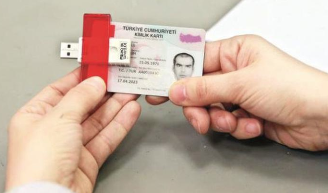 Kart sahipleri tarafndan KIOSK'larda PIN deitirme, PIN bloke kaldrma, kiisel mesaj deitirme ve kart kontrol ilemleri gerekletirilir. Kimlik kartnn geerlilik sresi on yldr.