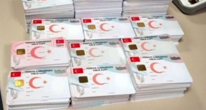 Kimlik kartnn teslim sreci web, ar merkezi veya e-posta yolu ile takip edilebilir. Kimlik kart yurt iinde kiinin bavuru srasnda bildirdii adrese, yurt dnda kimlik kart almak iin bavuran kiiler adna dzenlenen kimlik kartlar, Genel Mdrlk tarafndan, d temsilciliklerce ilgilisine teslim edilmek zere Dileri Bakanlna gnderilir.