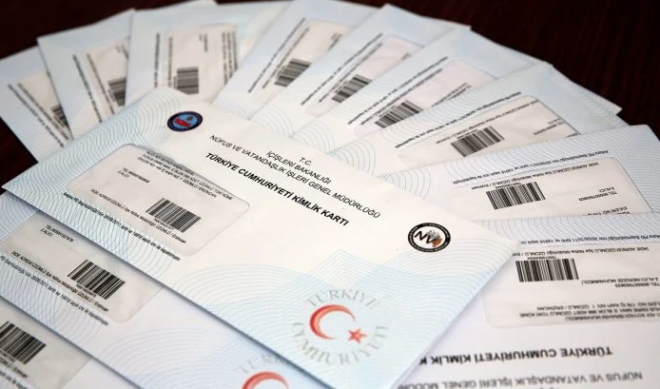 lgilinin bavuru srasnda kimlik kartn kendisi dnda alacak kiiyi yazl muvafakat ile belirlemesi halinde kimlik kart belirlenen kiiye teslim edilir.