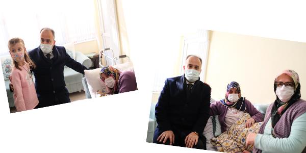 Bykehir Belediyesi tarafndan annesi Asiye Yldz&#8217;a verilen salk hizmeti ile ok nemli bir ykn omuzlarndan kalktn belirten Elmas Orhan ise, &#8220;Fizik tedavi iin srekli hastaneye gitmemiz gerekiyordu. Tek bana annemi gtrmem mmkn deil. Sa olsun belediyemizin bu hizmetinden yararlandk. Allah onlardan raz olsun. Tedavi sayesinde yerinden kalkamayan annem imdi ev iinde yryebiliyor&#8221; dedi. Bykehir Belediyesi sayesinde yeniden ev iinde yrmeye balayan Asiye Yldz da Bakan Akta ve Bykehir Belediyesi&#8217;nin salk ekiplerine teekkr etti.