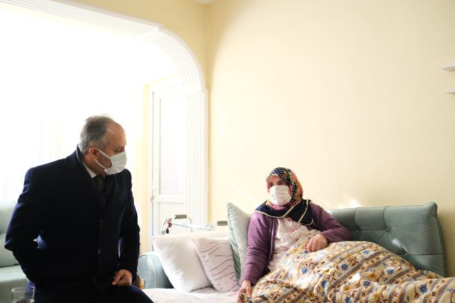 Bursa Bykehir Belediyesi Salk leri Dairesi Bakanl bnyesinde almalarn srdren Evde Hasta Bakm ve Hasta Nakil Hizmetleri, vatandalarn derdine derman olmaya devam ediyor. Evde Hasta Bakm Merkezi ve Ambulans Servisi bnyesinde 67 ara ve 144 personelle 17 iledeki vatandalara salk hizmeti ulatrlyor. Evde salk hizmetleri kapsamnda doktor, hemire, bakm destek, psikolojik destek, ftr uzman hekim ve fizyoterapist ziyaretleri, ambulansla hasta nakil hizmeti ve kimsesiz hastalarn evlerinde temizlik hizmeti uygulamalar yaplabiliyor. 2010 ylndan bu yana Bursa Bykehir Belediyesi tarafndan yaklak 60 bin hastaya 1 milyon 100 bin kez evde bakm hizmeti verilirken, her ay ortalama 2 bin hasta hasta nakli saland.