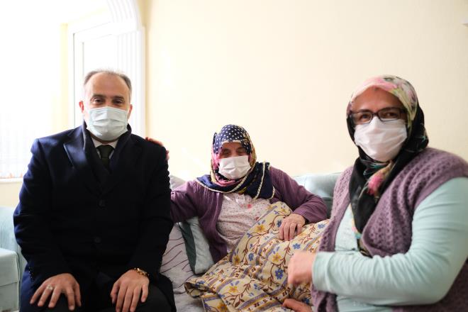 Moral Bakan&#8217;dan<br>  Bursa Bykehir Belediye Bakan Alinur Akta da frsat bulduka evde hasta bakm hizmetlerinden yararlanan hastalar evlerinde ziyaret edip, onlara moral veriyor. Bakan Akta, son olarak kala kr protezi nedeniyle Mart ayndan bu yana Bykehir&#8217;den salk hizmeti alan 78 yandaki Asiye Yldz&#8217; Deirmenn Mahallesi&#8217;ndeki evinde ziyaret etti. Yaklak 8 ay sren fizyoterapi hizmeti sayesinde desteksiz yrmeye balayabilen Yldz ile sohbet eden Bakan Akta, &#8220;Sosyal belediyeciliin gerei olarak zor ve skntl zamanlarda halkmza katk vermeye alyoruz. Bu nedenle evde bakm hizmetlerini ok nemsiyorum. Evde salk hizmetleri 7 gn 24 saat kesintisiz sren bir hizmet. Her yl 10 binden fazla vatandamza bu manada destek salyoruz. Ben de frsat bulduka bu hizmetimizden yararlanan vatandalarmz ziyaret ediyorum. Bu manada Asiye Teyzemizi ziyaret ettim. Kendisi de bu hizmetten ok memnun kaldn ifade etti. Bu vesileyle tm hastalarmza acil ifalar diliyorum&#8221; dedi.