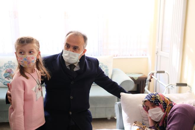 Bursa Bykehir Belediyesi&#8217;nin en nemli sosyal sorumluluk projelerinden olan Evde Hasta Bakm Merkezi ve Ambulans Servisi ile ylda 8 bin kaytl hastaya aylk yaklak 11 bin kez evde bakm hizmeti ve ayda yaklak 2 bin kiiye de ambulansla nakil hizmeti veriliyor. Frsat bulduka evde hasta bakm hizmetlerinden yararlanan hastalar sk sk evlerinde ziyaret eden Bakan Akta, hem moral veriyor hem de hastalara ifa diliyor.