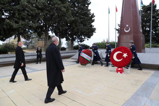 Tren ncesinde Azerbaycan milli lideri Haydar Aliyev'in kabri ile Trk ve Azerbaycan ehitliklerini ziyaret eden Cumhurbakan Erdoan, ehitlikteki deftere yaz yazd.
