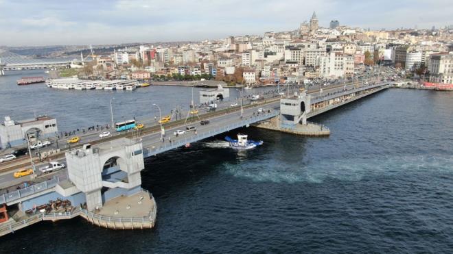 Yllardr Galata Kprs'nde balk tuttuunu belirten Cafer Ayaz ise, "u anda mesafe kurallar gzel ama biraz da otobslere toplu tamalara arlk versinler. nsanlar sabah akam srt srta gidiyor. Bizim iin iyi oldu 3 metre kural gayet memnunuz" diye konutu.