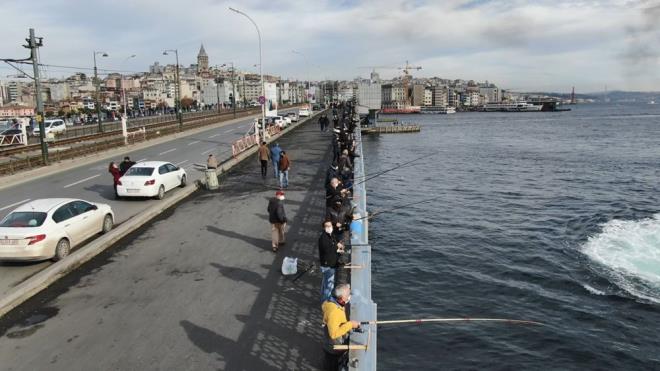 GALATA KPRS'NDE BALIKILARA DENETM<br>  Bugn Galata Kprs'nde denetimler balad. Polis memurlar ve zabta ekiplerinin yapt denetimlere anonslu dronelar ve Deniz Zabtas da elik etti.