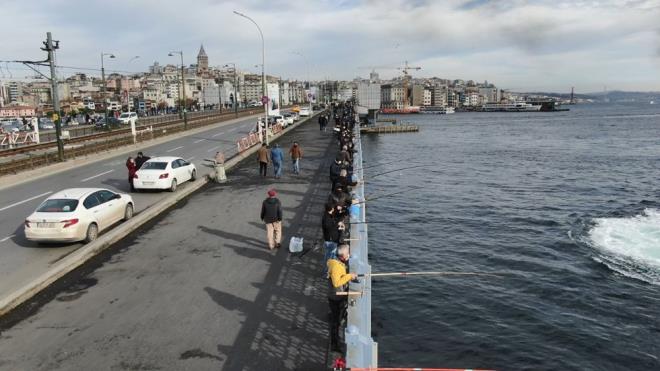 "BALIKILAR N Y OLDU AMA BRAZ DA TOPLU TAIMALARA BAKSINLAR"<br>  10 yldr Galata Kprs'nde balk tuttuunu syleyen Cengiz ullu, "Mesafelere bakyorum. Normal standartlarda. ncekilerde i ie giriyorlard devaml. Ama iyi oldu. Artk 3 metre var. Ben memnunum. Otobslerde de yle halk minibslerde de yle i ie. u anda mesafeyi korusalar hastalk bitecek. Daha iyi olacak" dedi.