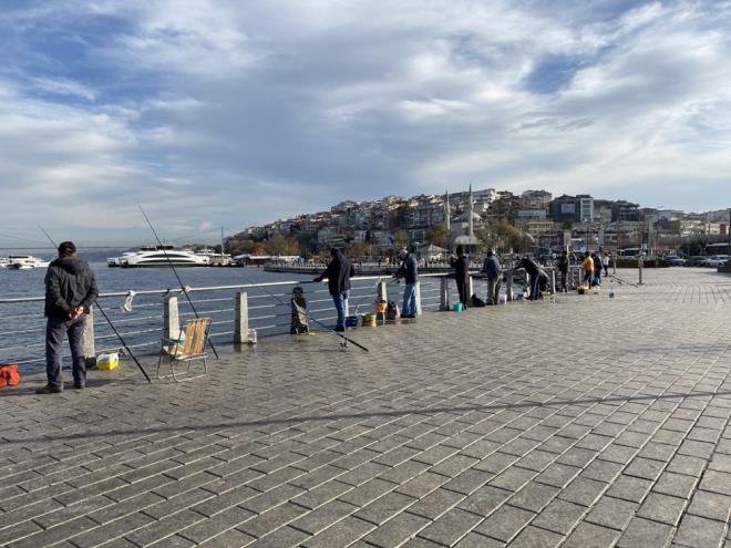 Kamil Karata ise, "Dn akam genelge yaynland. Sosyal mesafeyi koruyorduk. Mesafe korumayan arkadalarn da mesafeyi korumalarn istiyoruz. nallah bu hastalk ksa zamanda bitecek. Biz de rahat rahat balmz tutacaz" eklinde konutu